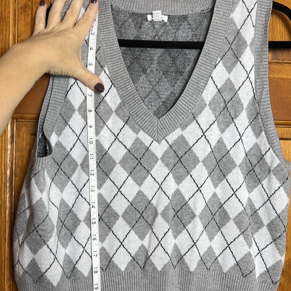 Women's Garage Size XL Gray and White Argyle Crop Sweater Vest - Picture 2 of 6